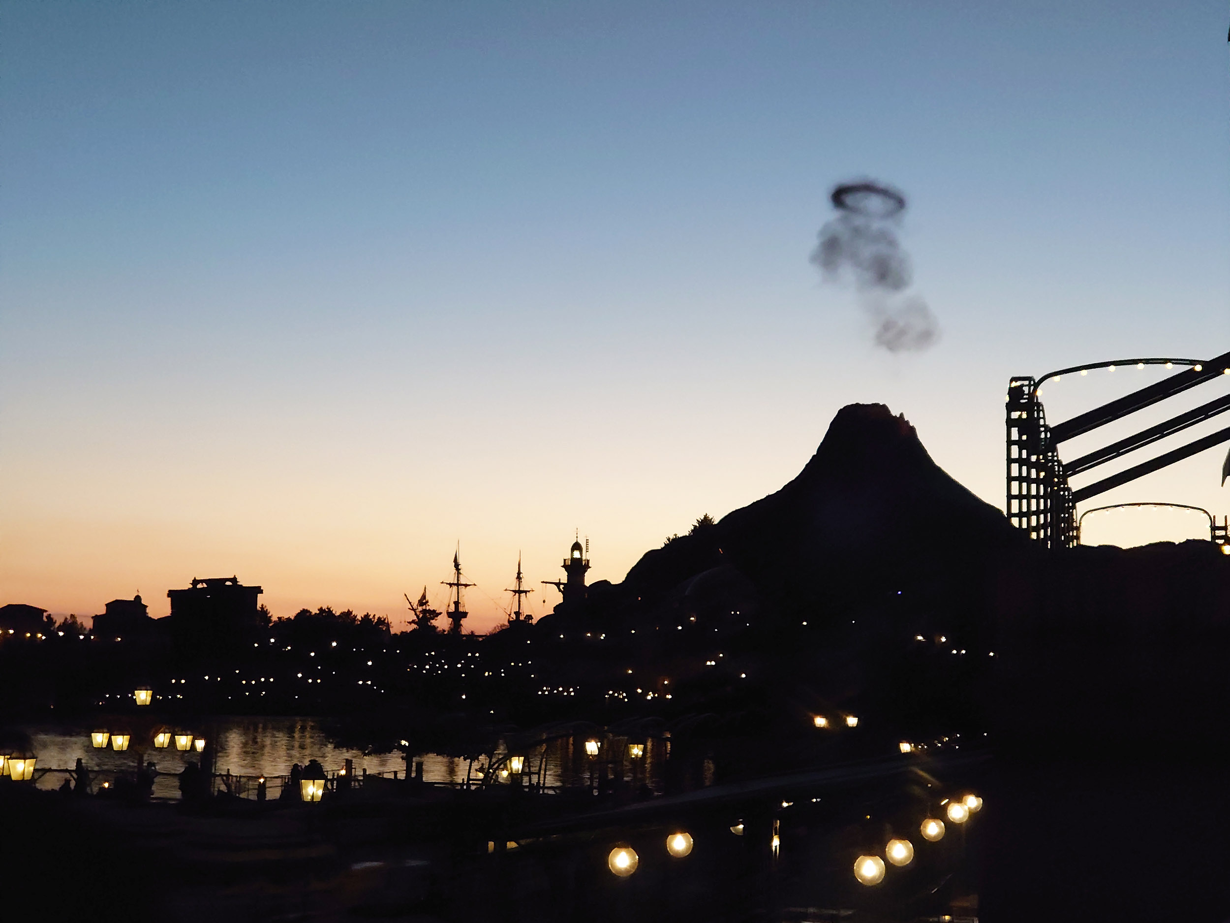 夕暮れのミラコスタからプロメテウス火山と噴火と噴煙の輪っか 東京ディズニーリゾート周辺周遊